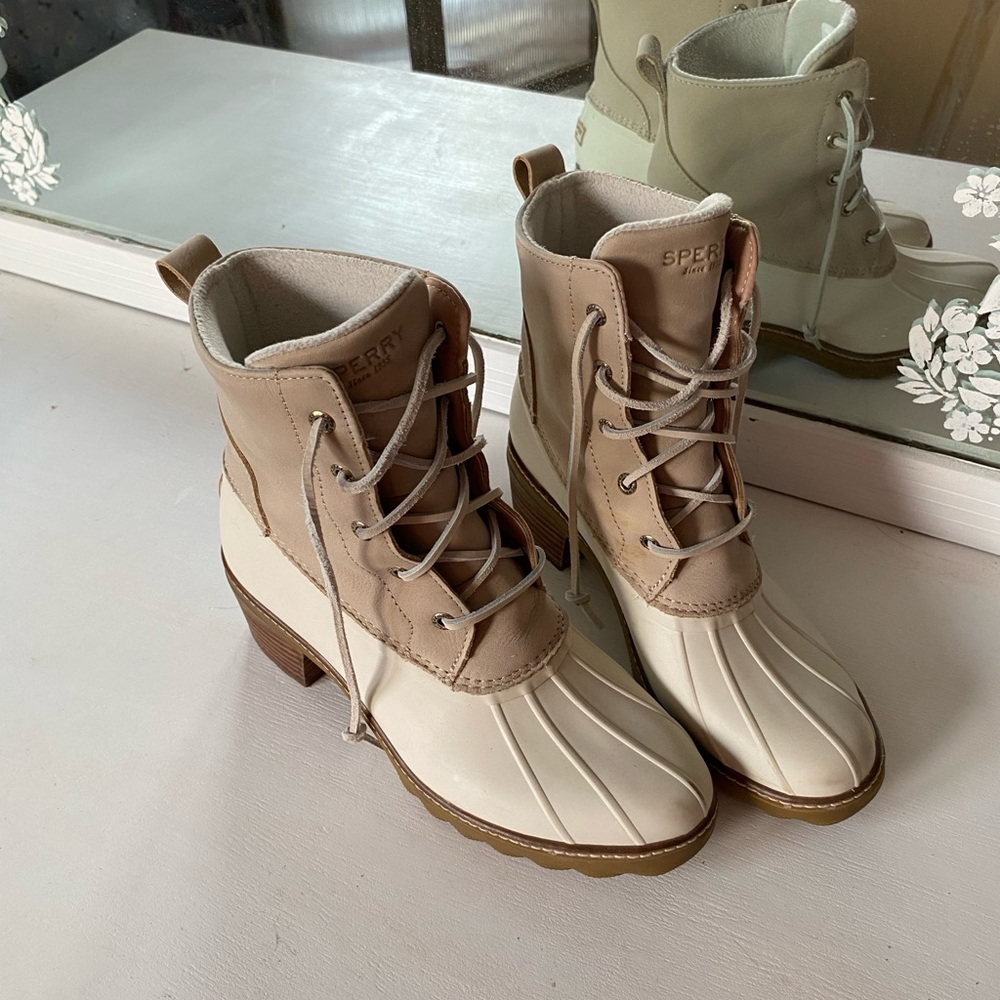Sperry Women's Beige and White Winter Boots